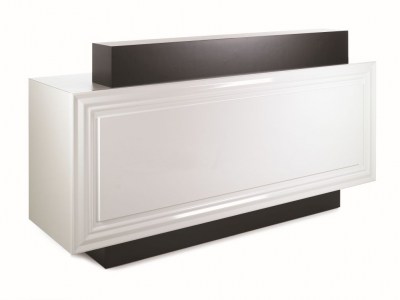 Recepción Jadesk - mueble blanco con base y frontal superior negros
